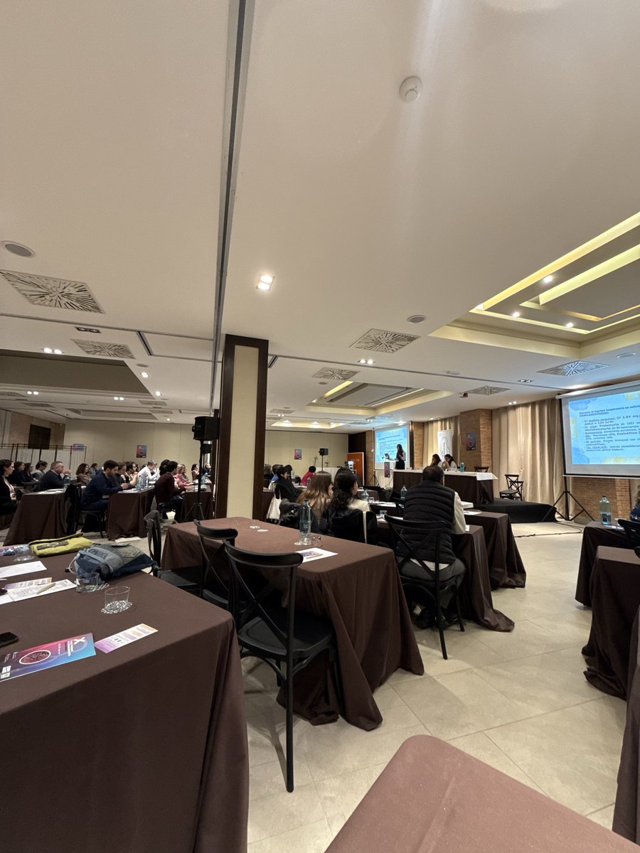 NefroBasurto's tweet photo. Nuestra R2 ha expuesto hoy un caso clínico en el Curso Nacional de Glomerulonefritis Secundarias, compartiendo experiencia clínica y aprendizaje en patología glomerular.
¡Enhorabuena por el trabajo y la presentación! 👏 🩺 https://t.co/5tqINwIcYk