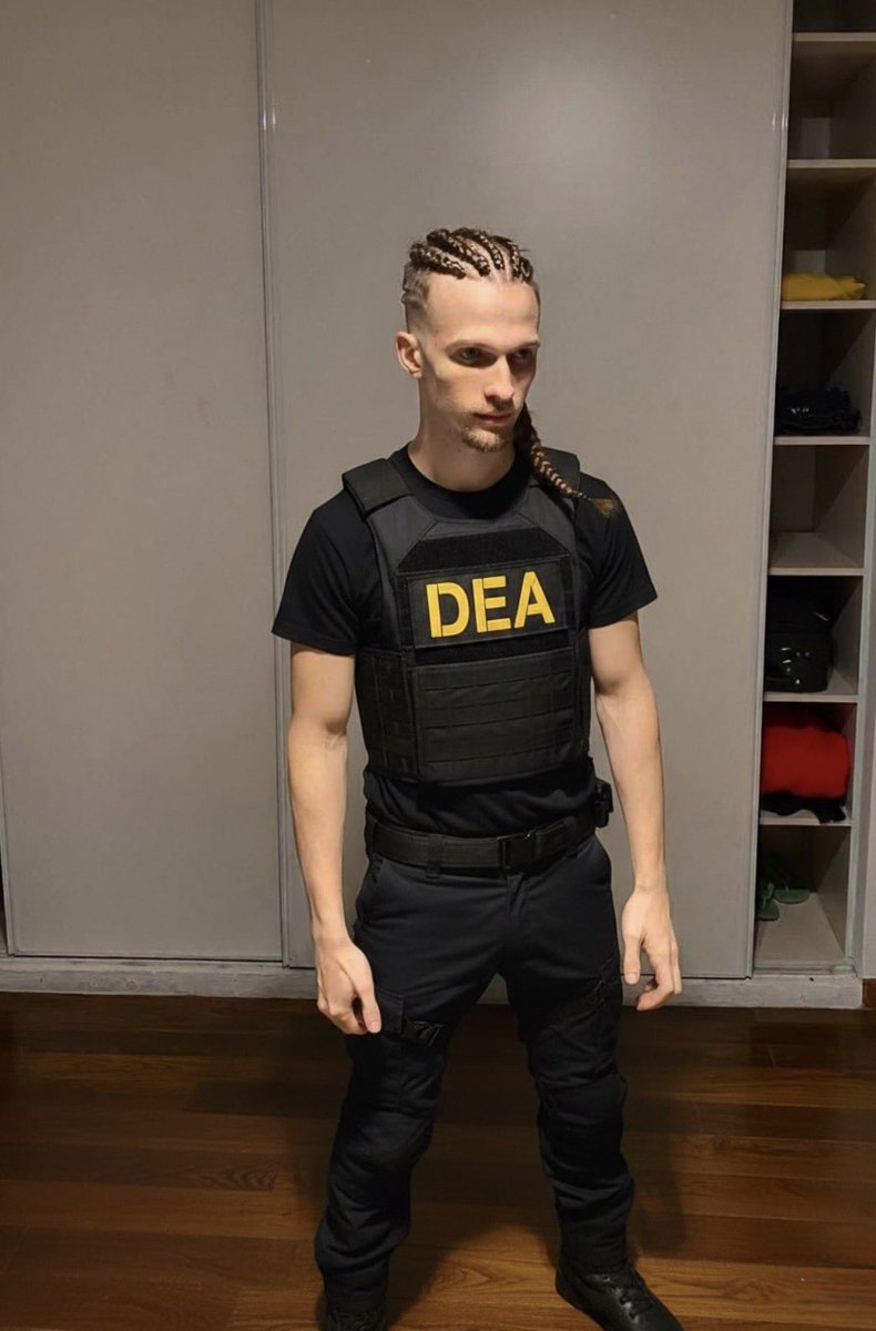 ksyobld's tweet image. + amigo, entre a las fuerzovich policiales 
- que decís pelotudo, no existe eso
+…