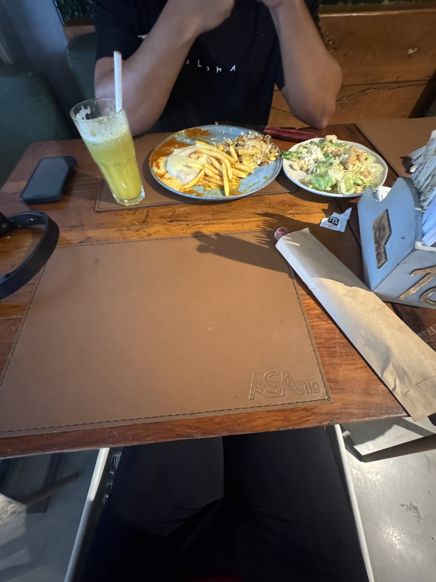 machorrona's tweet image. tava treinando e um garoto da academia me chamou pra almoçar, eu disse q tava sem dinheiro pq final do mês e tal né, aí ele falou q não tinha problema…. chegamos e ele pediu comida só pra ele