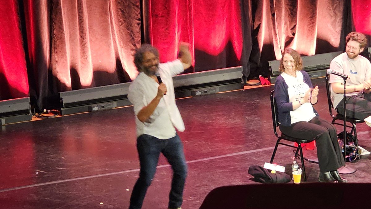 RealMagitroopa's tweet photo. Holy COW. Last night's #TaskmasterLiveOnStage show was absolutely surreal. #JohnOliver and #SethMeyers as guest constants, a quick cameo from #TaskmasterAU's #TomCashman, AND season 19 alum #JasonMantzoukas towards the end of the show... W O W!!!! #Taskmaster #TaskmasterNewYork https://t.co/ohlhhgBK26