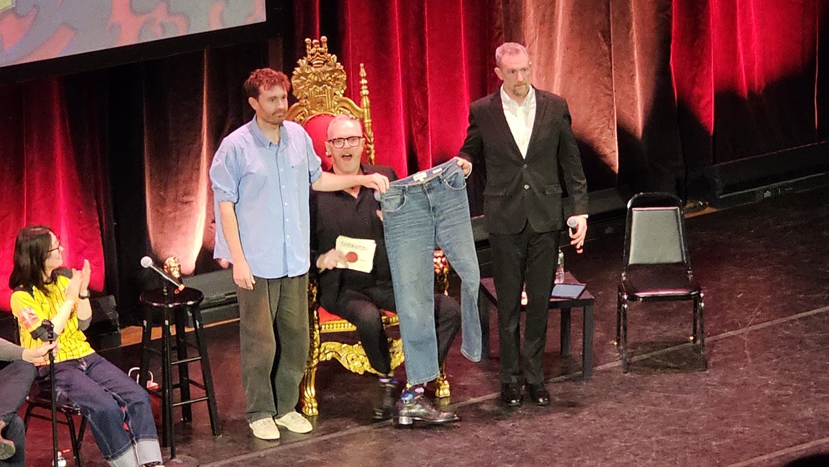 RealMagitroopa's tweet photo. Holy COW. Last night's #TaskmasterLiveOnStage show was absolutely surreal. #JohnOliver and #SethMeyers as guest constants, a quick cameo from #TaskmasterAU's #TomCashman, AND season 19 alum #JasonMantzoukas towards the end of the show... W O W!!!! #Taskmaster #TaskmasterNewYork https://t.co/ohlhhgBK26