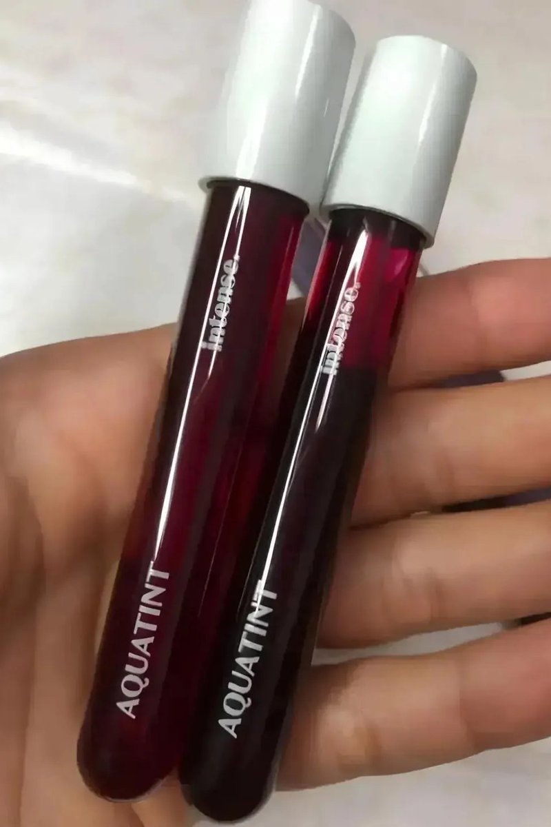 oliveiraabrina's tweet image. quero saber quem do grupo boticário aprovou essa embalagem de lip tin que parece que a pessoa acabou de sair do laboratório de exame de sangue KKKKKKKK