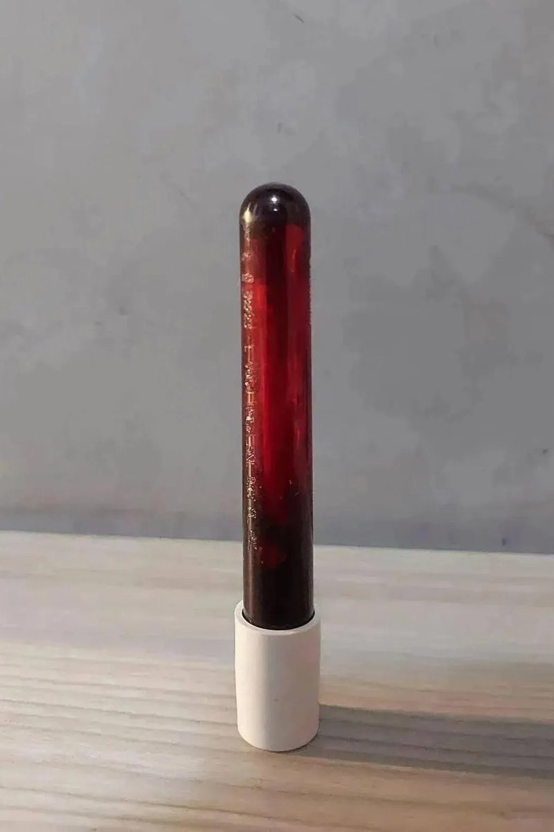oliveiraabrina's tweet image. quero saber quem do grupo boticário aprovou essa embalagem de lip tin que parece que a pessoa acabou de sair do laboratório de exame de sangue KKKKKKKK
