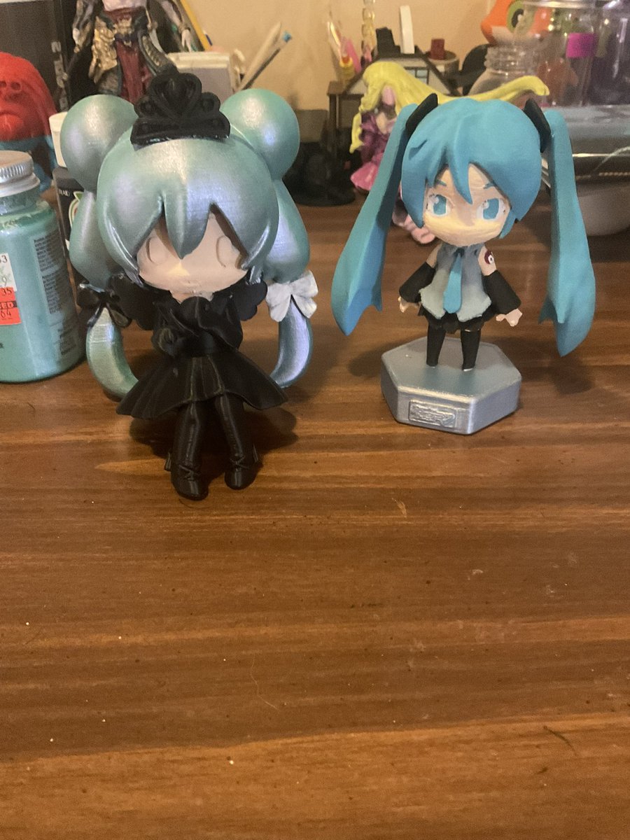 Anyone a Vocaloid fan or Miku fan? ^-^ Finished painting a miku and started another ^^ finished is on the right w.i.p on the left.

#3Dprinting #painting #HatsuneMiku #HatsuneMikuArt #modelpainting