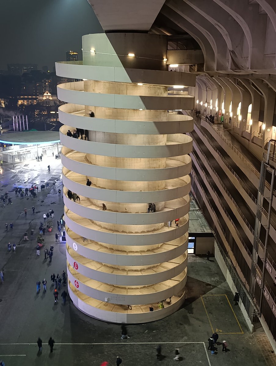 Op terugreis naar Deventer vanuit Nice, een tussenstop in Milaan. De lokale fc speelt tegen Pisa. #koweteuropees #kowet