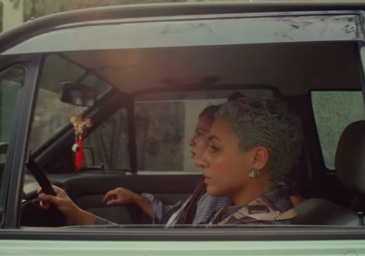 Edizinha (<a href="/edizinha__/">ediLaininha</a>) esteve na direção de arte e Juh Almeida (<a href="/aunicorniapreta/">aunicorniapreta</a>) na fotografia. Elas também estão presentes em outros trabalhos como no clipe de o jeito é ir embora