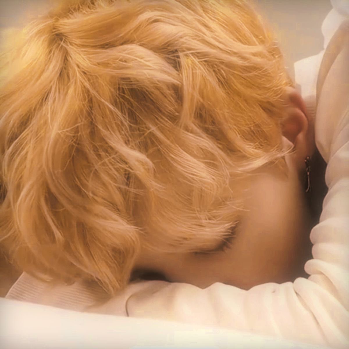 sunssd__'s tweet image. Uma #jikookau onde 

Jimin é um ômega com cheiro de baunilha doce demais pro corredor. Educado, gentil, desses que levam bolo de boas-vindas pro vizinho novo.

Jungkook é o alfa recém-chegado. Cheiro de café forte, sorriso perigoso, zero interesse em compromisso.