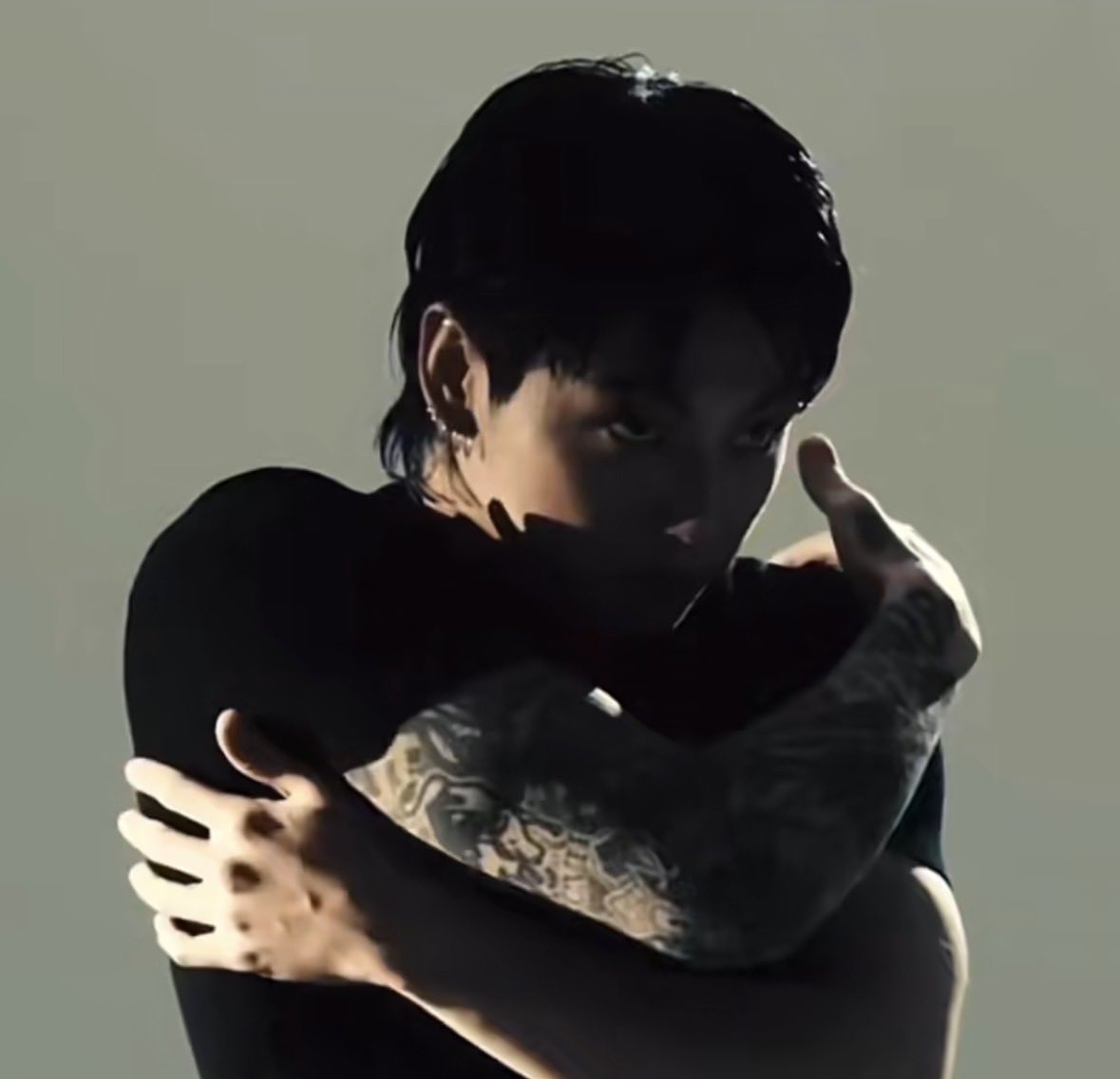 sunssd__'s tweet image. Uma #jikookau onde 

Jimin é um ômega com cheiro de baunilha doce demais pro corredor. Educado, gentil, desses que levam bolo de boas-vindas pro vizinho novo.

Jungkook é o alfa recém-chegado. Cheiro de café forte, sorriso perigoso, zero interesse em compromisso.