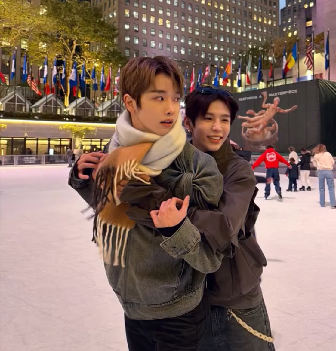 หาไม่เจอ ลืมกดเฟบไว้อะ แต่ในติ้กต้อกมีคนตัดคลิปโชชิกับเพลงเชื้อไฟ กุไห้ง้ากเลยย 😭😭 อยากให้ทุกคนได้ดูฟะ