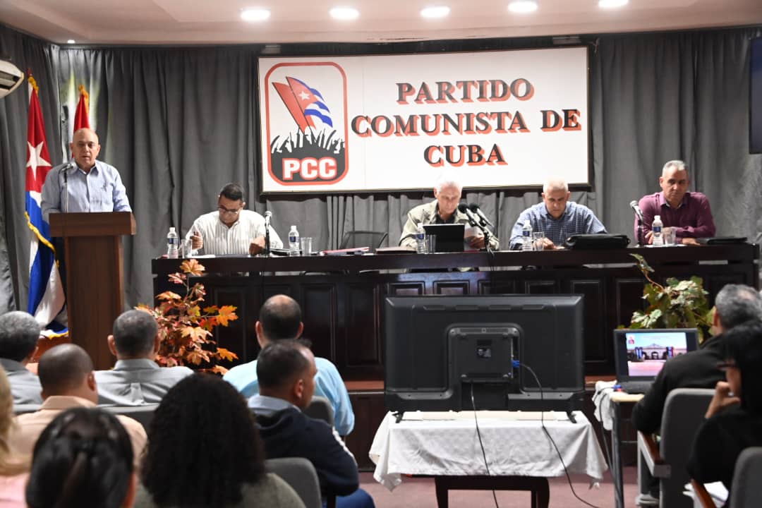 PartidoPCC's tweet photo. Sobre las metas del territorio, el papel de la militancia en todos los procesos y la importancia de impulsar las prioridades, se debate en el Pleno Extraordinario del Comité Provincial del PCC en Mayabeque, encabezado por @DiazCanelB y @DrRobertoMOjeda. #UnidosXCuba https://t.co/VgRS3LAFO1
