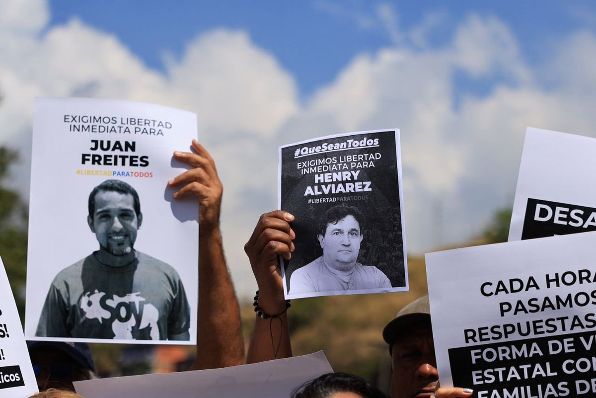 OrlvndoA's tweet image. A los amigos no venezolanos:

Tras las elecciones del 28 de julio de 2024, la tiranía emprendió una represión sin precedentes.

El nivel de brutalidad y crueldad infundió terror en toda la sociedad. Gente era secuestrada de su casa por el simple hecho de compartir una historia de…