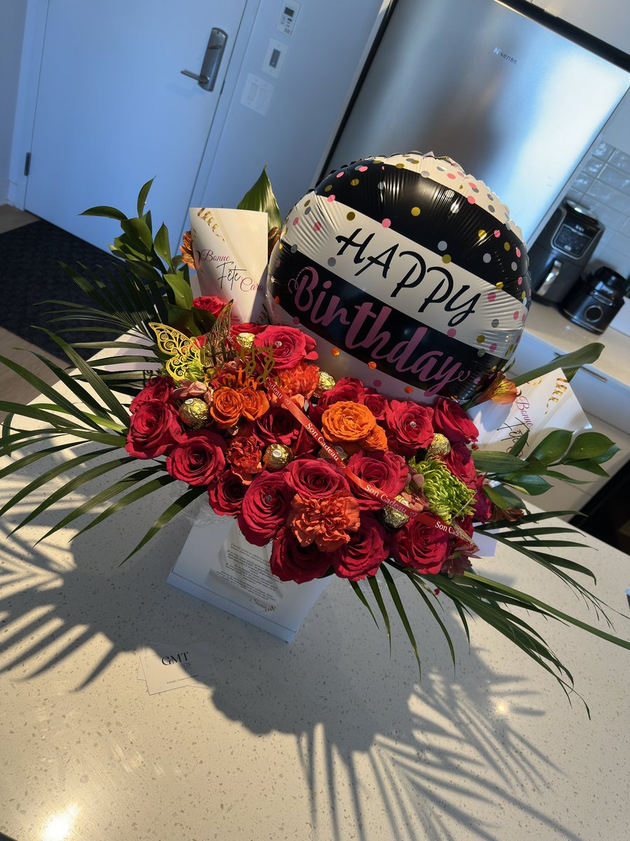 SonCadeau's tweet photo. Notre cliente voulait émerveiller sa précieuse collègue.
Elle a fait appel à Son Cadeau, et la magie a opéré 💐🍫

Parce que parfois, un petit geste suffit pour illuminer une journée entière.

📩 DM pour vos surprises personnalisées
#SonCadeau #montreal #surprise #coworkerlove https://t.co/Jz2hUpABsJ