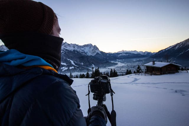 BlockhausProfi's tweet photo. 📸 Drohnen- und Hochstativbilder bieten einzigartige Perspektiven Ihrer Immobilie.

Für hochwertige Aufnahmen lohnt sich die Investition in einen Profi-Fotografen – denn emotionale Bilder entscheiden oft über Kauf oder Miete.

#Immobilienfotograf 
https://t.co/dPNKQOBp2U https://t.co/VuQIo3wu77
