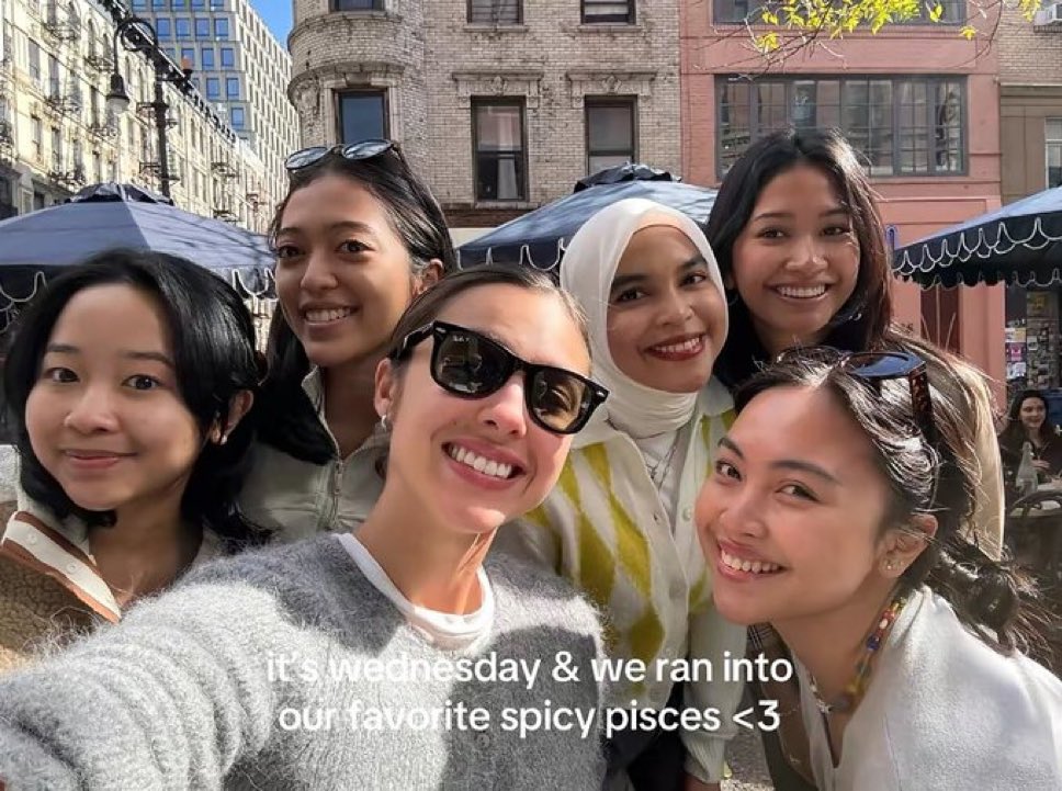 drwlivia's tweet image. remember when olivia fit in with this friend group perfectly 😭