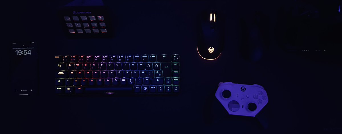 SoyToreux's tweet photo. #desksetup https://t.co/obOOfvp9NG