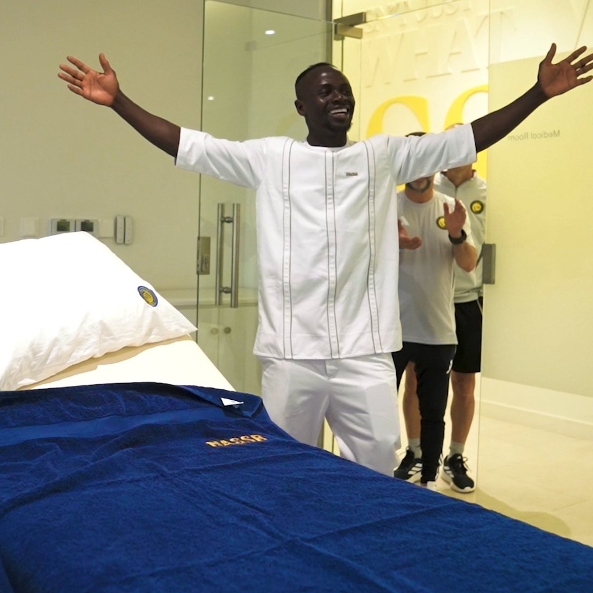 استقبال حار من لاعبي النصر لـ ساديو ماني بعد فوزه بكأس أمم أفريقيا 