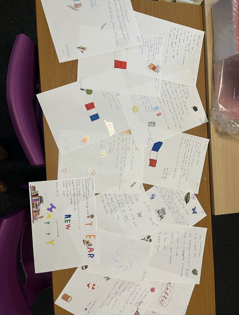 BronteGirls's tweet photo. Yr 8 students have been allocated a penpal in France &amp; have received &amp; sent their first letters. Students have been really positive &amp; cannot wait to write their next letters! This has ignited a love for writing in French after each topic. 🇫🇷🇫🇷🇫🇷✉️✉️✉️ https://t.co/go1py7lejQ