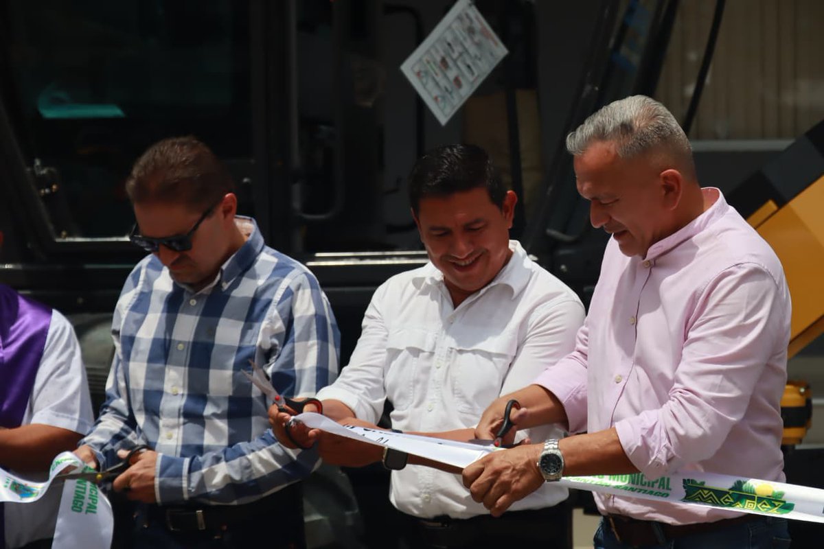 BDEcuadorBP's tweet photo. ¡Impulsamos la vialidad🛣️!

El #GerenteAustroBDE, @carrasco_fj; entregó equipo caminero🚜 al @municipiosanti2, financiado con un monto de USD 902.646.

El gobierno de #ElNuevoEcuador del presidente @DanielNoboaOk, a través del #BDE, llega a cada rincón del país! 🏗️

#GestiónQueTransformaTerritorios