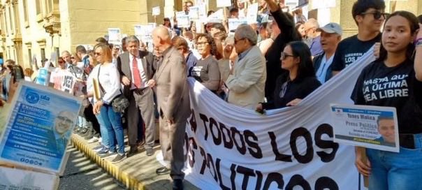 agusantonetti's tweet image. Se están comenzando a reportar protestas en diferentes puntos de Venezuela tras la fallida promesa de que iban a liberar a todos los presos políticos.

La llama se está encendiendo. Esto recién comienza y, esta vez, el miedo no está de nuestro lado.

Cada día se sumarán más.