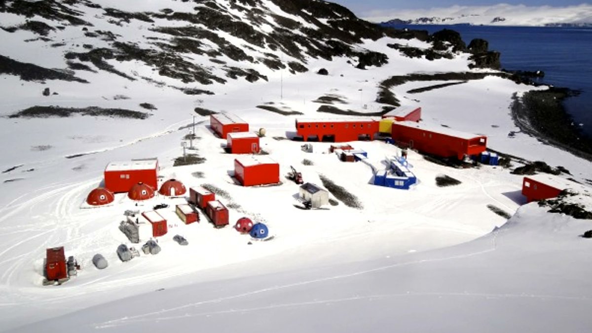 AntartidaMaps's tweet photo. Les comparto un par de imágenes de las bases Gabriel de Castilla y Juan Carlos I, Respectivamente

Pueden seguir la actividad de ambas en @Antartica_ET o @aemet_antartida 

Son bases competentes con buena infraestructura y equipo, muy completas 🐧👍🏻 https://t.co/CM0W2Fmong