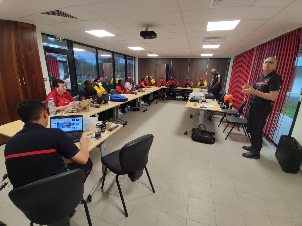 Exercice des 🧑‍🚒 <a href="/Sdis973/">SDIS973 Officiel</a> dans le cadre du projet accréditation team light #USAR  #Insarag 🌳🌴🌿🌺#Guyane, c'est parti pour 3️⃣ jours😉 1er briefing