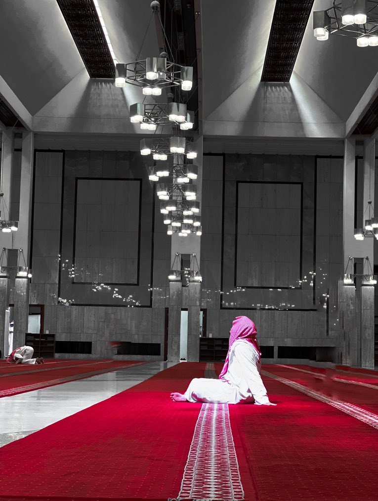 "سأُحسِنُ الظنَّ مهما طالَ بي أملي
كم مُستحيلٍ بحُسنِ الظنِّ نِلناهُ"