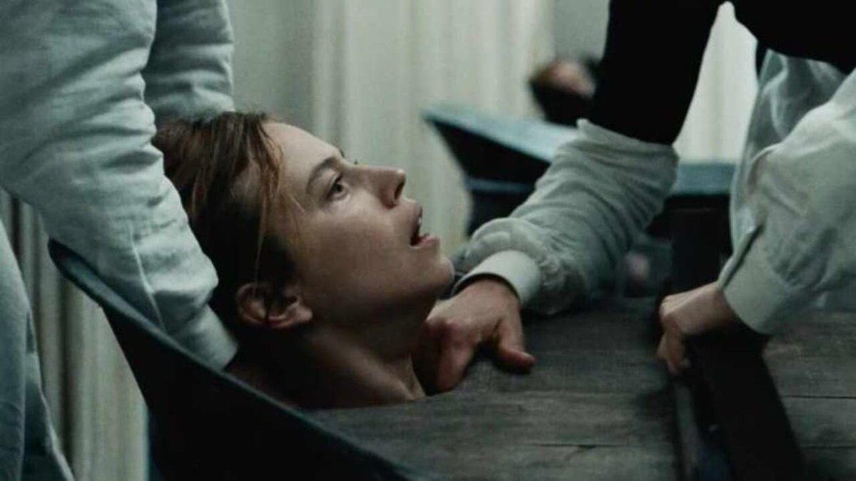 El Hospital de la Salpêtrière, que durante la segunda mitad del siglo XIX estuvo bajo la dirección de Jean-Martin Charcot, considerado el padre de la neurología, constituye un caso para analizar la relación entre saber, poder y cuerpo, tal como la formula Michel Foucault. Más