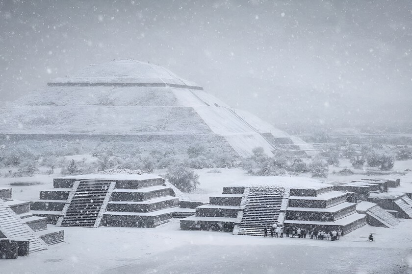 Internet se llenó de imágenes de la pirámide de Teotihuacan cubierta de nieve y el INAH lo tiene claro: no creas todo lo que ves xataka.com.mx/p/224549