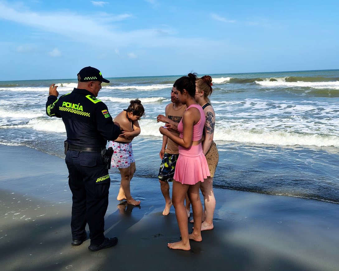 PoliciaDECOR's tweet photo. 🚔Turismo Ecológico 🌿| @ProteccionPonal al turismo en #Moñitos, realiza campañas de prevención para invitar a turistas y visitantes a preservar la biodiversidad, disponer correctamente los residuos y asumir el cuidado del entorno como un compromiso compartido.
Porque vale la pena actuar hoy y replantear la forma en que nos relacionamos con el planeta. 💚🌎