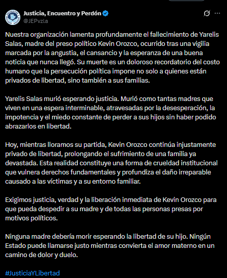 eldiario's tweet photo. #23Ene | La ONG Justicia, Encuentro y Perdón (@JEPvzla) lamentó el fallecimiento de Yarelis Salas, madre del preso político Kevin Orozco, ocurrido el #21Ene tras una vigilia a las afueras de la cárcel de Tocorón, en Aragua. 

“Yarelis Salas murió esperando justicia. Murió como tantas madres que viven en una espera interminable, atravesadas por la desesperación, la impotencia y el miedo constante de perder a sus hijos (…) Hoy, mientras lloramos su partida, Kevin Orozco continúa injustamente privado de libertad, prolongando el sufrimiento de una familia ya devastada”, escribió la organización en su perfil de la red social X.