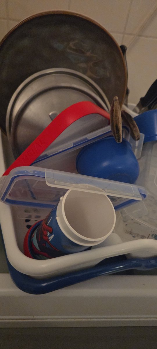 Misschien lukt het ook nog wel om de schone afwas op te ruimen #tvoh #reclame #huishouden