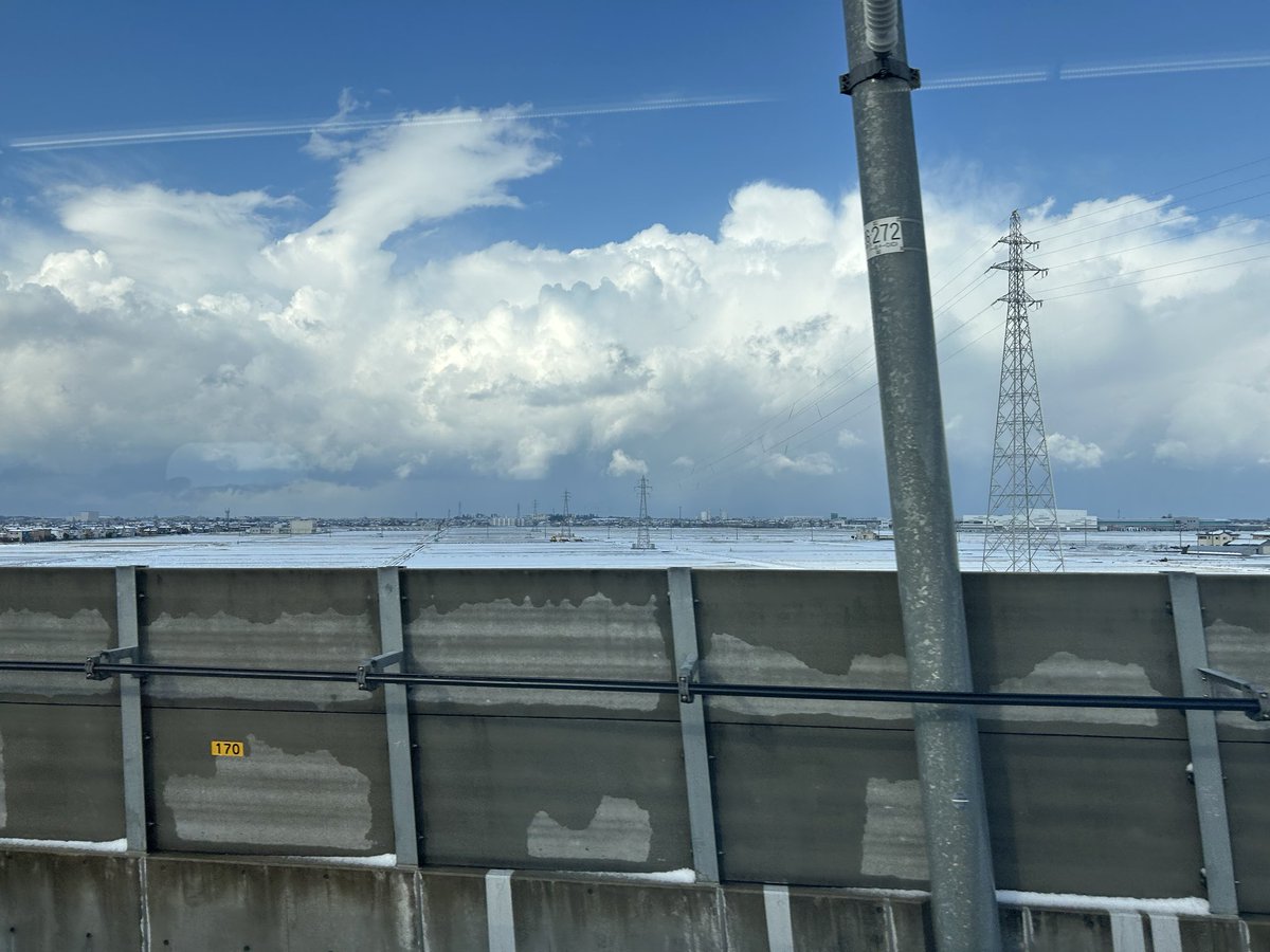 metLabToyama's tweet photo. 富山では4cm/hの降雪でしたが石川に入ると晴れてました。 https://t.co/FbcrIN5Okx