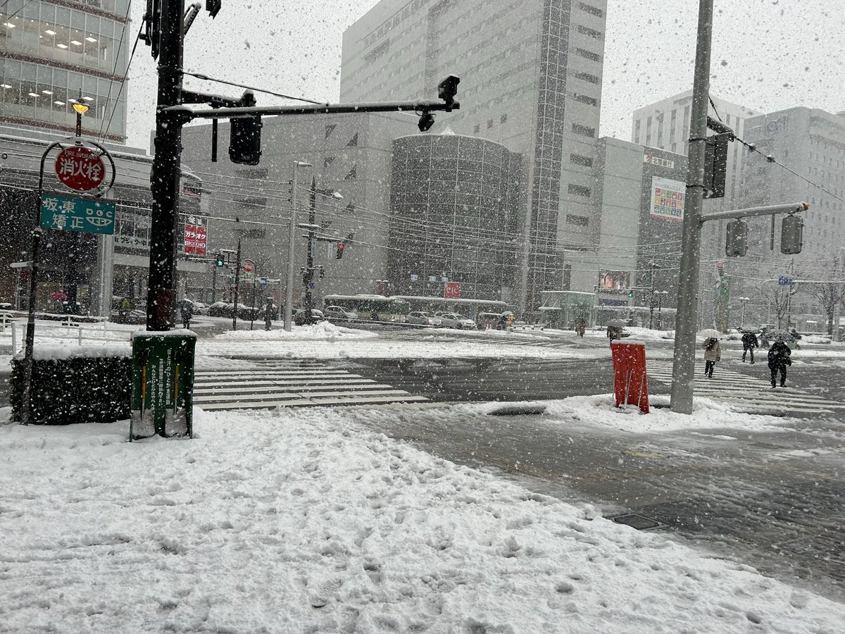 富山では4cm/hの降雪でしたが石川に入ると晴れてました。