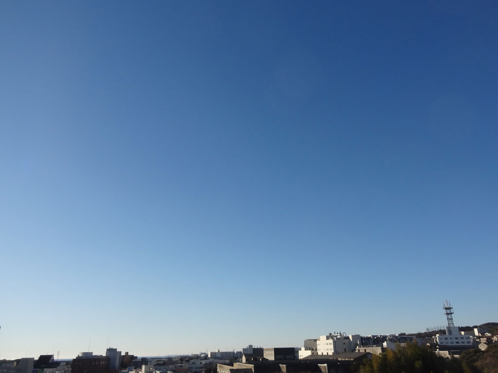 【2026年01月24日09時の空】日立市役所は、快晴です。今日の日立市は、晴れますが、昼過ぎ頃からは雲が広がる時があり、雨か雪が降る可能性も少しあります（市役所での最高気温１０℃）。明日は、晴れ時々曇りの予想です(最低気温マイナス２℃、最高気温７℃）。#日立市天気