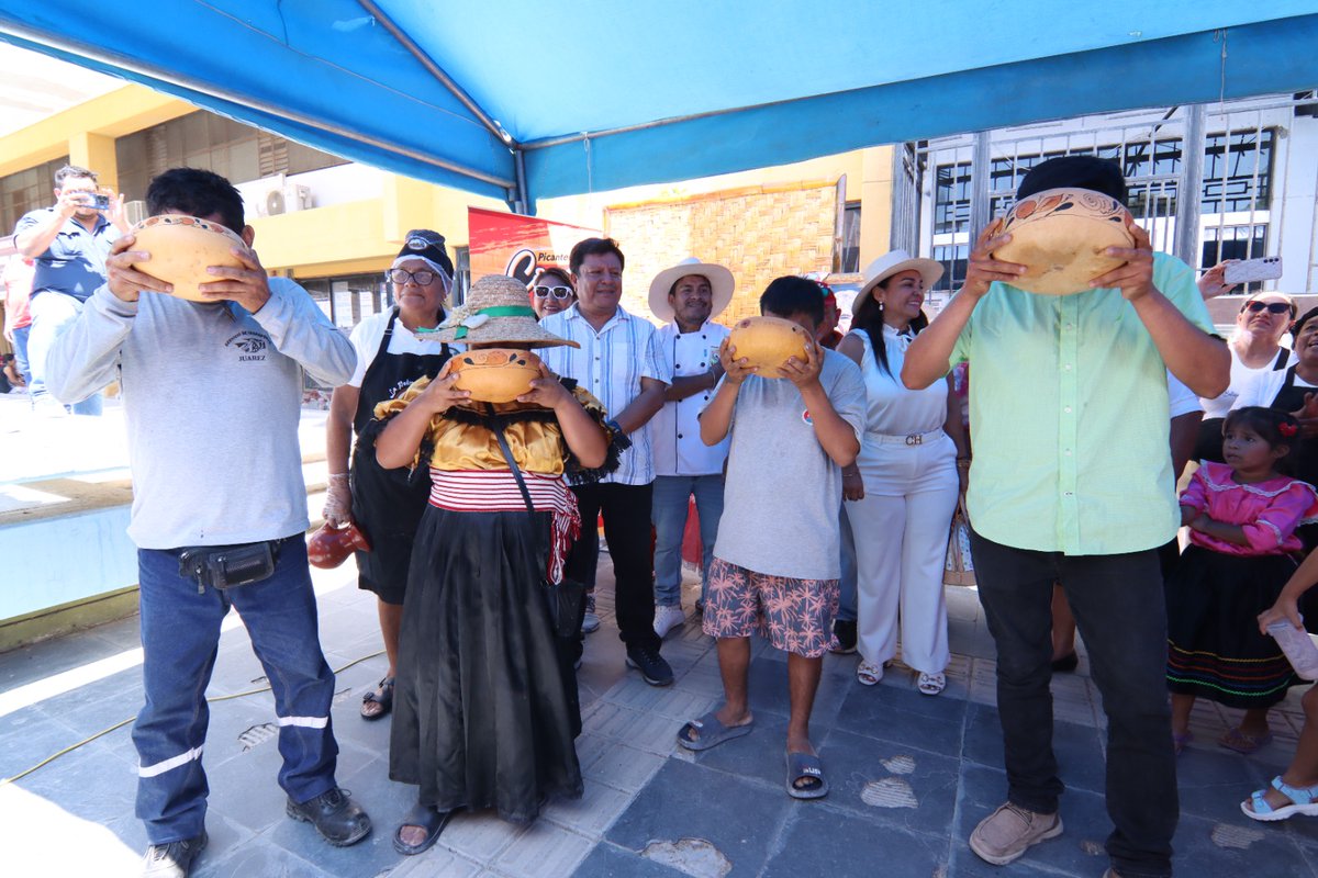 Piura celebró su identidad: Más de 500 personas rindieron homenaje a la chicha de jora en la IV edición del festival "Achichalud Piura 2026". En una sola jornada se repartieron más de 600 potos de chicha de jora, reafirmando su vigencia como símbolo cultural de la región.