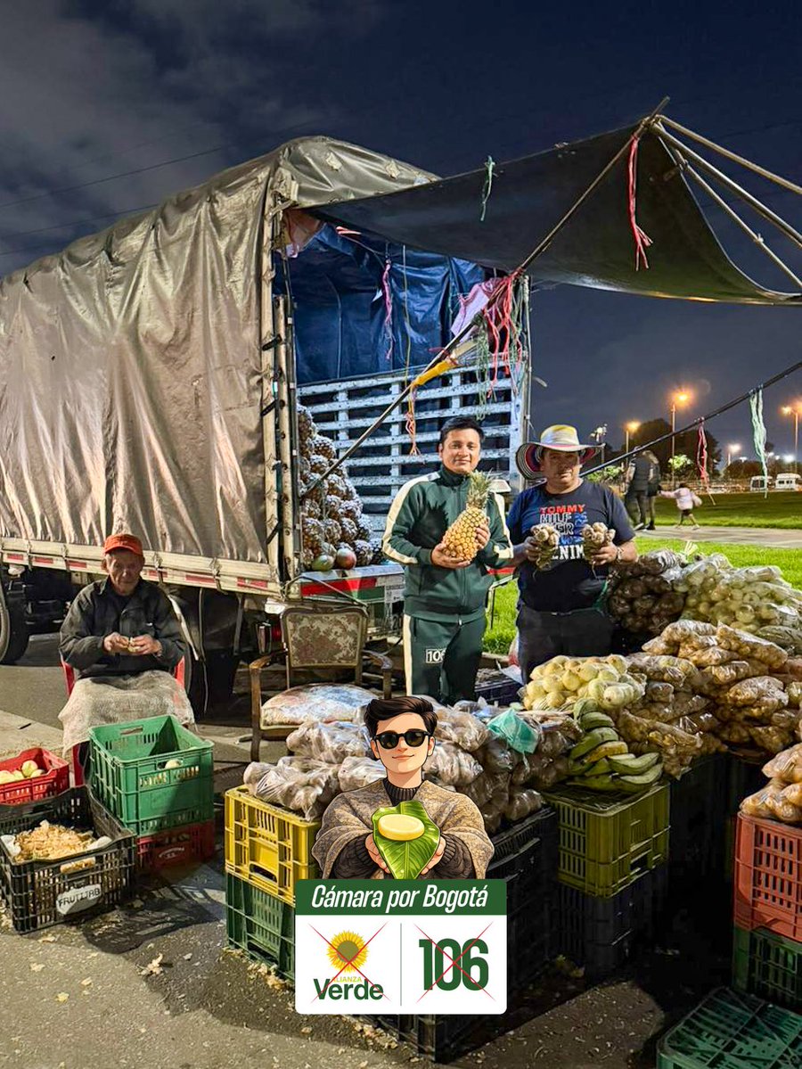 Bogotanos! 😔 Omar Caro, campesino de Ciénaga, Boyacá, trae productos frescos a Bogotá, pero las ventas no han ido bien y tienen acumulados varios productos, comenta que la están pasando muy difícil en su finca. Apoyémoslo, él está en el Parque San Andrés (miércoles, viernes y