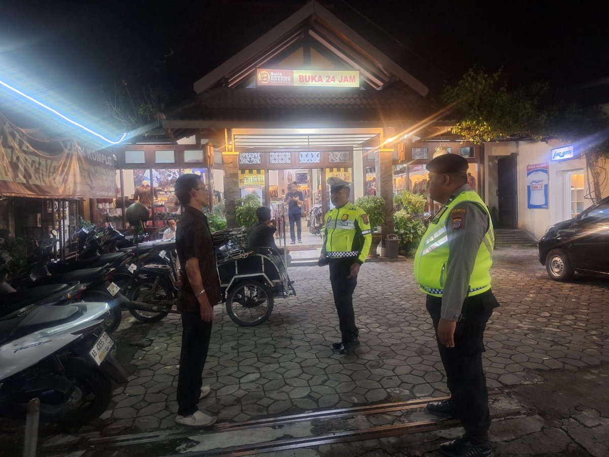 Aipda Ricky anggota Samapta dan Aipda Khoirul anggota Lantas menggelar kegiatan wilayah antisipasi gangguan Kamtibmas dan menyambangi para pegawai toko oleh oleh kaos Khas Jogja di sekitar Kadipaten dan menyapa dengan ramah
.
@