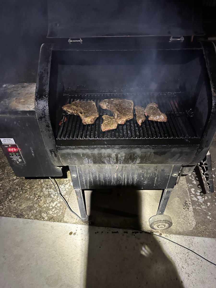 furadan4f's tweet photo. 1 degree out…….Never too cold to #demandbeef …….🥩🍺 https://t.co/iPTdxKkF23