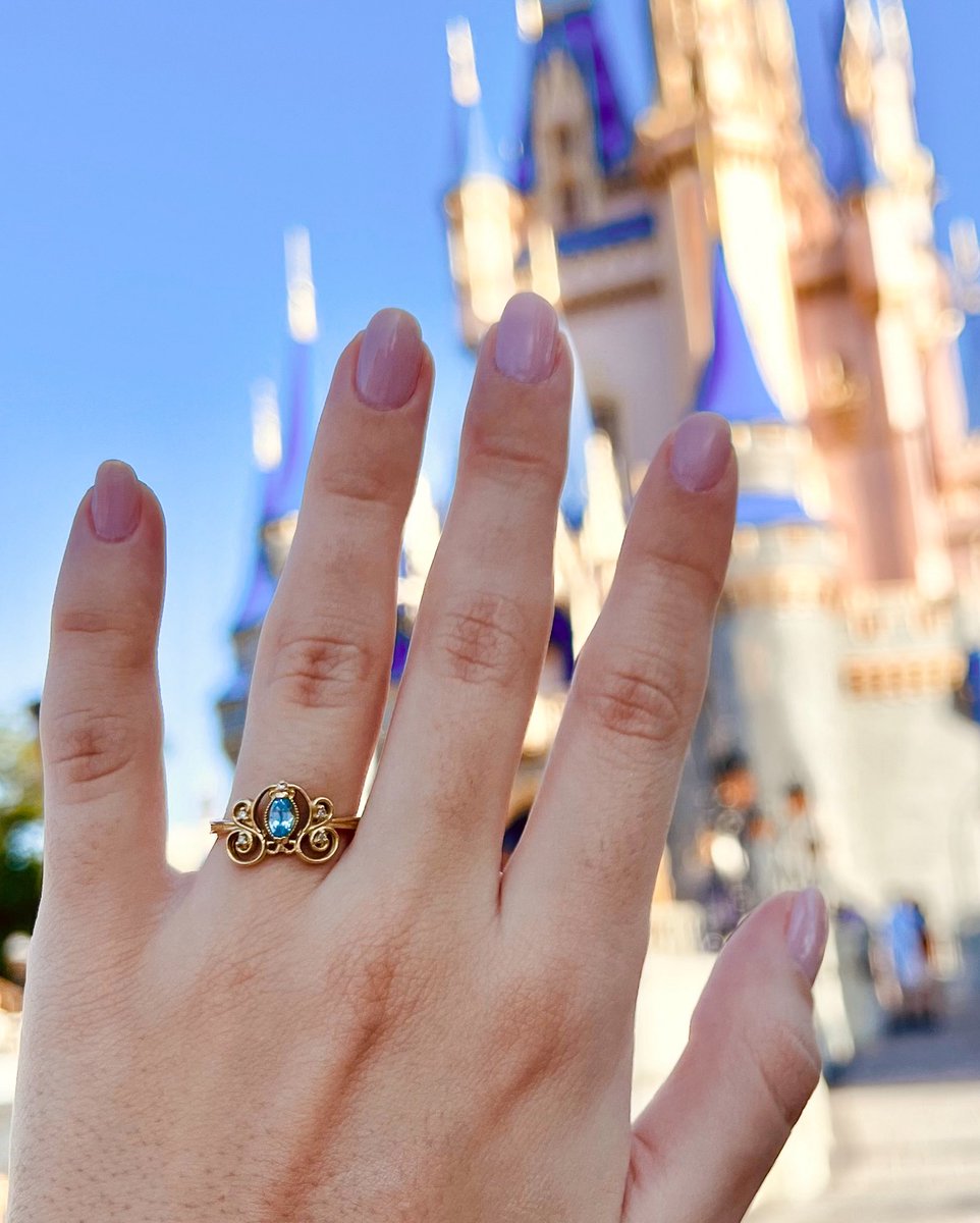 aninhasmarias's tweet image. imagina ser pedida em casamento em frente ao castelo da disney com um anel inspirado na cinderela de ouro com um topázio azul e diamantes pelo amor da sua vida  oh wait