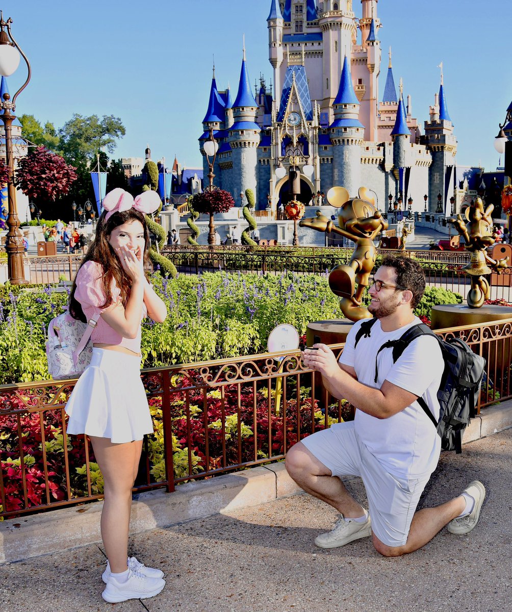 aninhasmarias's tweet image. imagina ser pedida em casamento em frente ao castelo da disney com um anel inspirado na cinderela de ouro com um topázio azul e diamantes pelo amor da sua vida  oh wait