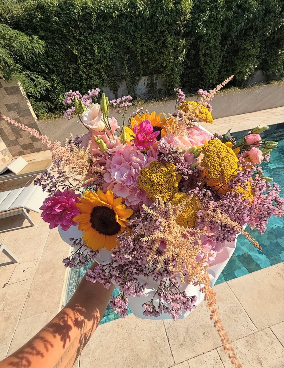 ElizabethCLaria's tweet photo. Grace in every step, confidence in every glance💐💐🛍️ https://t.co/O3HscPuNKK