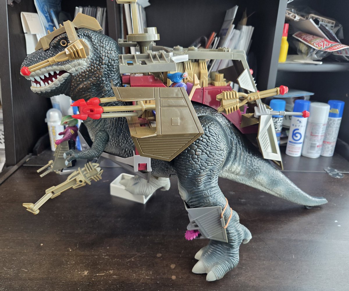 海外からパーツを取り寄せ&サポートパーツプラ板自作で武装恐竜