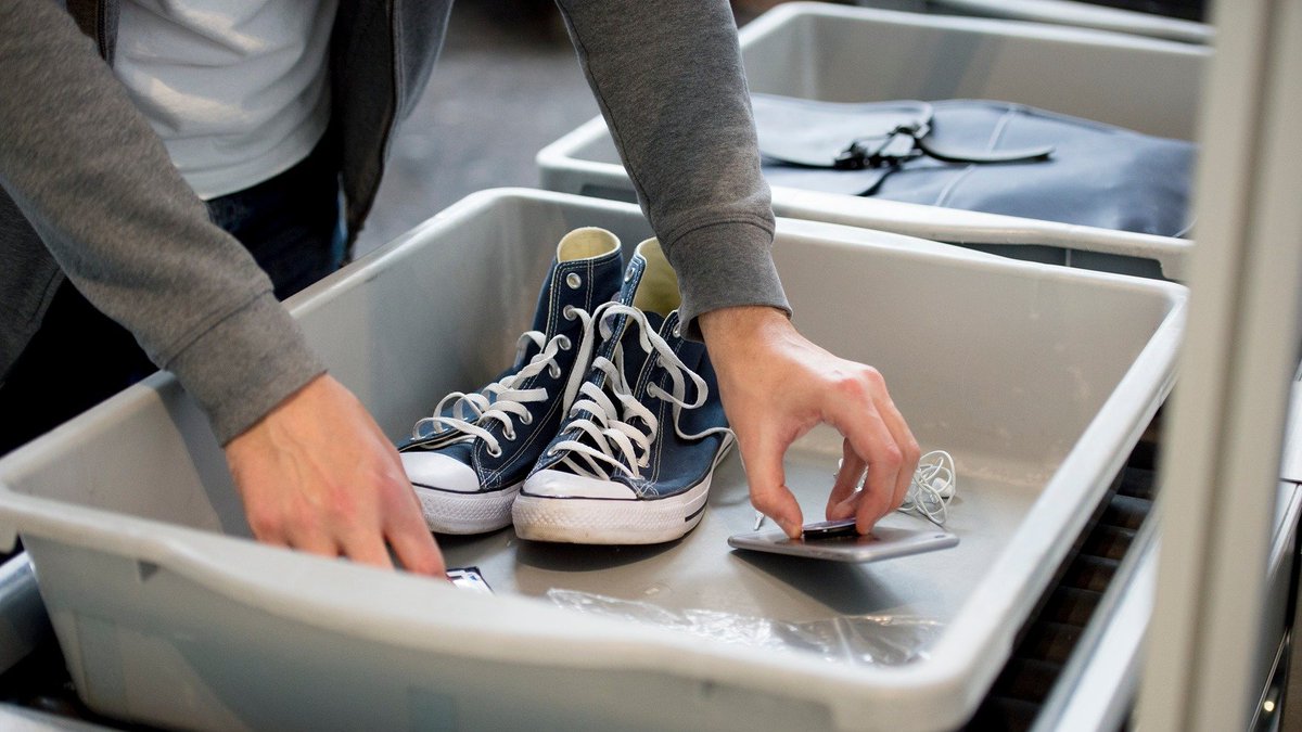 🎉สนามบิน Heathrow กรุงลอนดอนของอังกฤษ ยกเลิกข้อจำกัดของเหลว "100 มิลลิลิตร" หลังติดตั้งเครื่อง CT Scan ตัวใหม่ จำแนกของเหลวอันตรายได้

🔵โดย ผดส.สามารถนำของเหลวผ่านการตรวจ-ขึ้นเครื่องได้ไม่เกิน 2 ลิตร

📱ส่วนอุปกรณ์อิเล็กทรอนิกส์ เช่น โน็ตบุ๊ก,แท็ปเล็ต ก็ไม่ต้องนำออกจากกระเป๋า