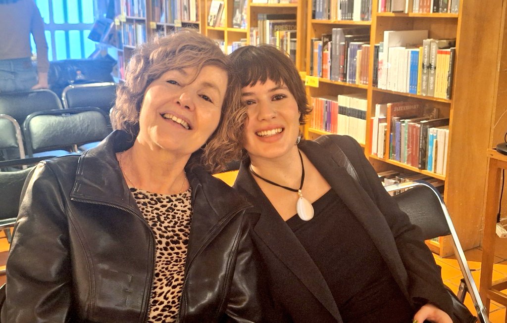 Ya comenzó la presentación del libro de poemas de <a href="/ClaudiaKerik/">Claudia Kerik</a>, "Mis mundos perdidos" (<a href="/eddellirio/">Ediciones del Lirio</a>), en la <a href="/LibreriaBonilla/">Libreria Bonilla</a>.
