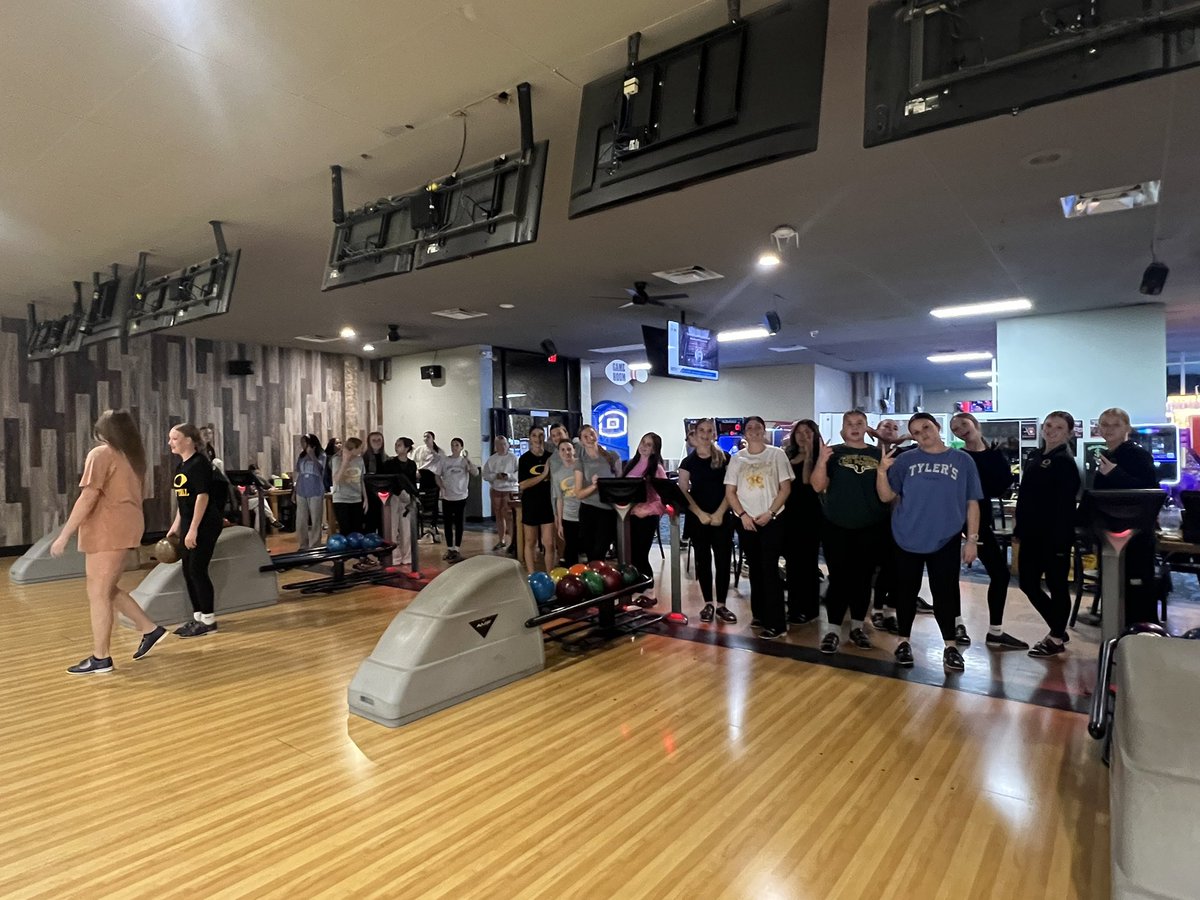 kohs_softball's tweet image. A little team bonding before season starts! @KleinOak @thomashensley @Coach_BCarp @KleinISD @KleinISDAth @KO_Athletics @TXPrepSoftball @TXHSsoftball @TexasHSsoftball @UILsoftball #aintnobumpersinsoftball #teambonding #oakem