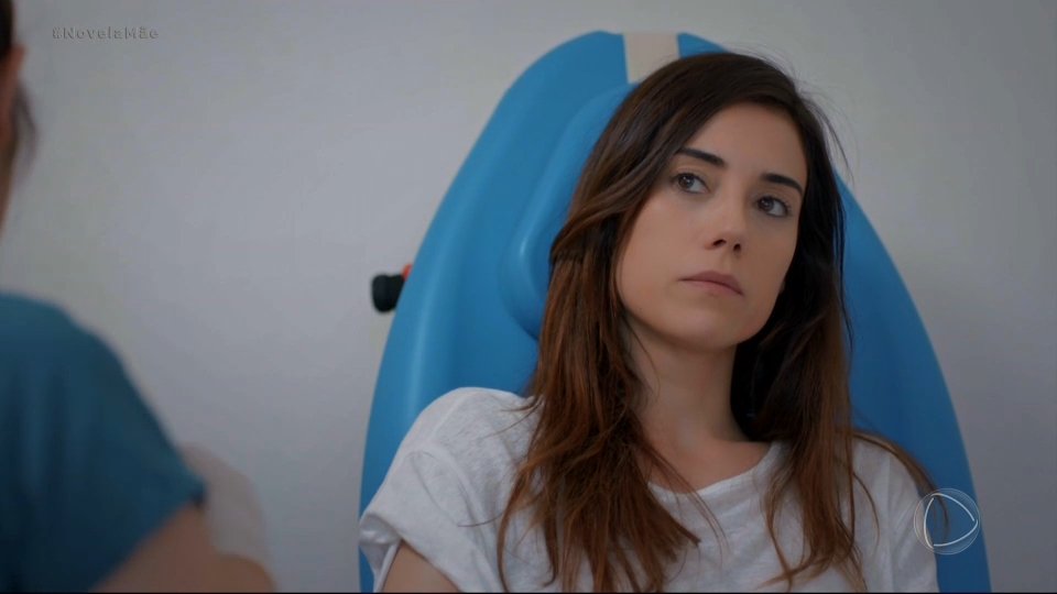 Zeynep teve que passar por uma bateria de exames após passar mal #NovelaMãe