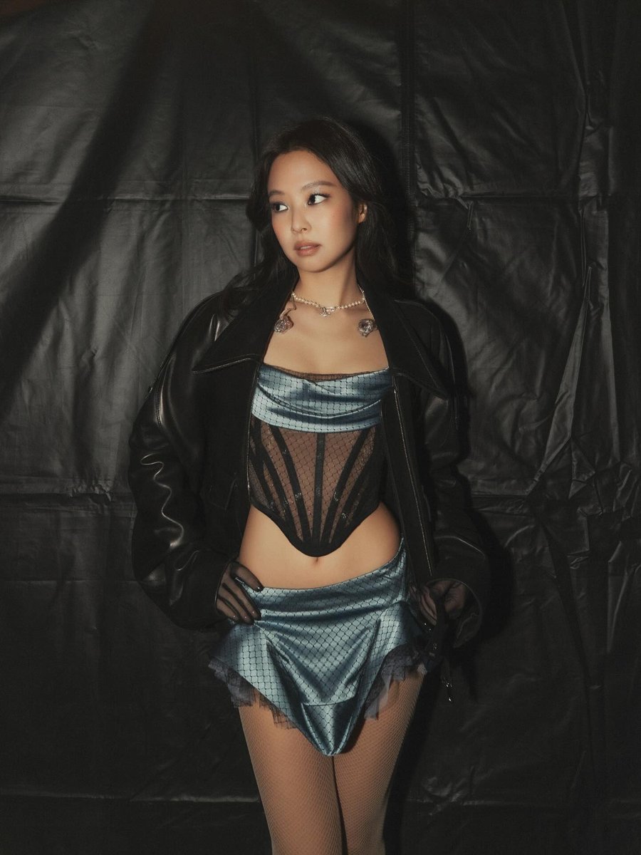 Jennie looking absolutely amazing in new backstage photos from