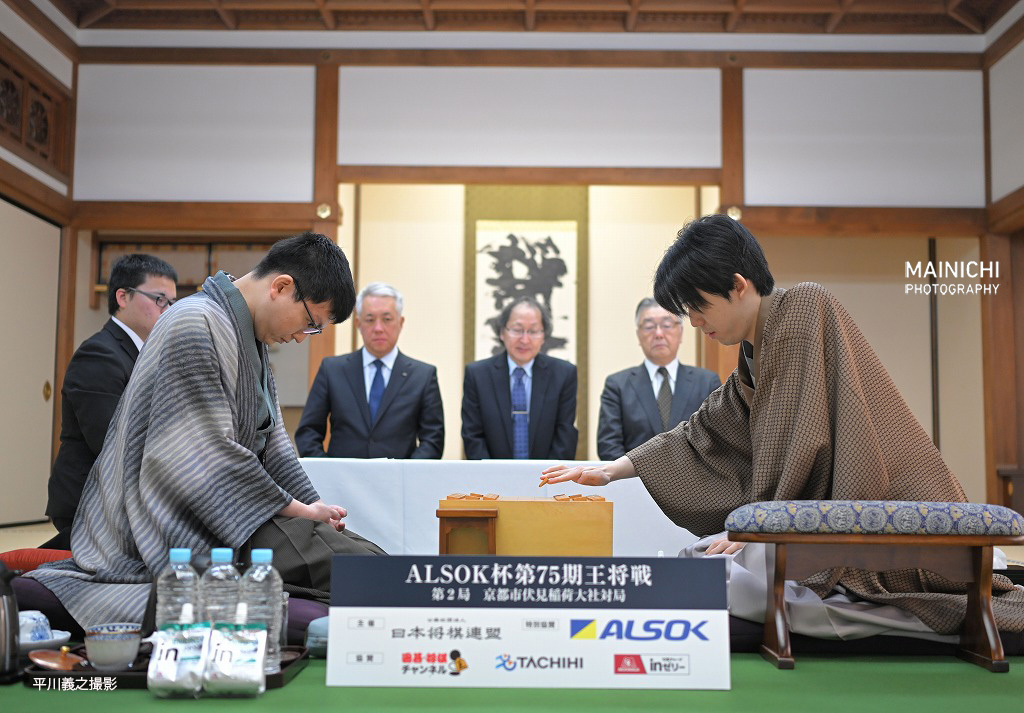 藤井聡太王将に永瀬拓矢九段が挑むALSOK杯第75期王将戦七番勝負の第2局は24日午前9時、京都市の伏見稲荷大社で始まりました。初手は藤井王将の「2六歩」です。
写真特集→mainichi.jp/graphs/2026012…