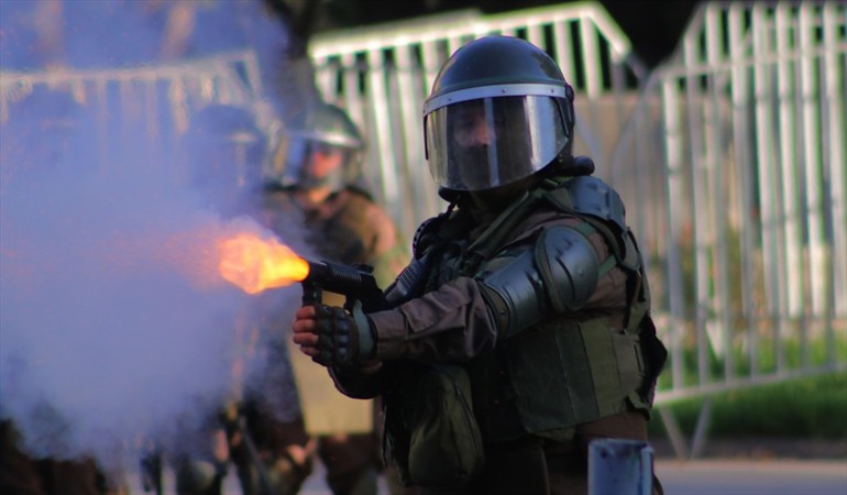 El 20° Juzgado Civil de Santiago condenó al Fisco a pagar $20 millones por un caso de trauma ocular ocurrido durante el estallido social. El tribunal estableció un actuar desproporcionado de <a href="/Carabdechile/">Carabineros de Chile</a> en el uso de la fuerza y concluyó que existió una falta de servicio, al