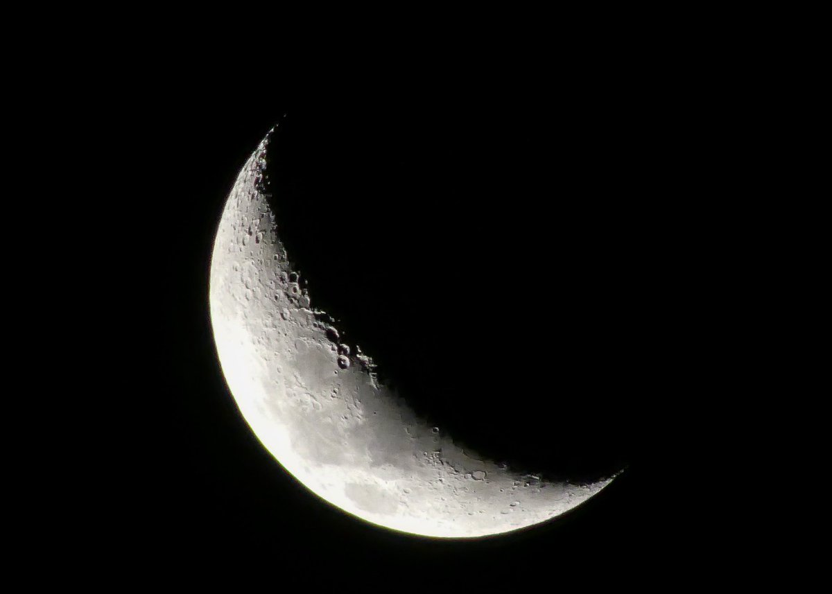 far_somewhere_'s tweet image. 今日の月 🌙
2025年1月23日

18:40 と 19:30 の月 🤍

#イマソラ　#イマツキ　#moon   #月　#photo